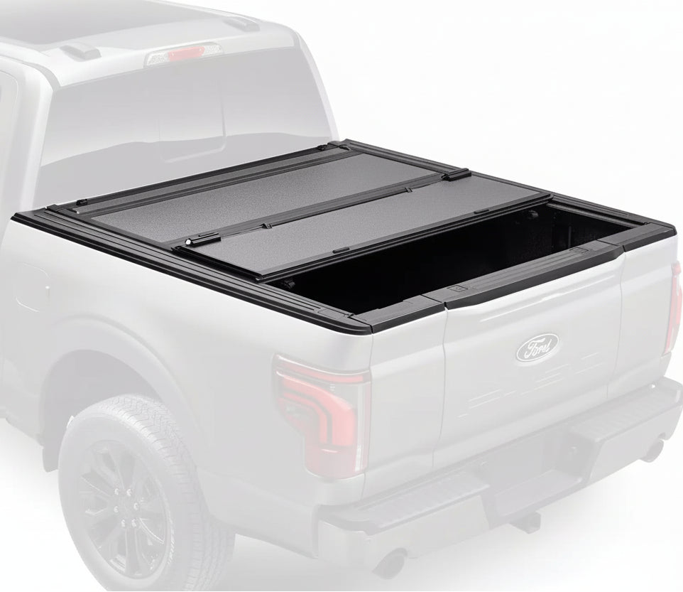 Un couvre-benne BAKFlip MX4 (GEN3) noir pour Ford Ranger T6, installé sur la benne d'un pick-up blanc, photographié sur un fond blanc immaculé.