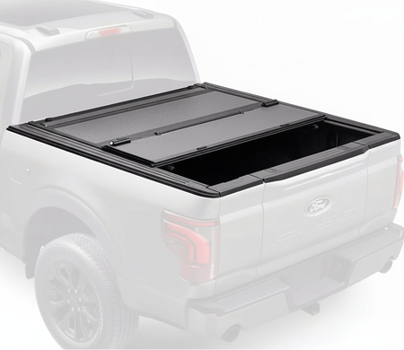 Un couvre-benne BAKFlip MX4 (GEN3) noir pour Ford Ranger T6, installé sur la benne d'un pick-up blanc, photographié sur un fond blanc immaculé.
