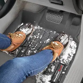 Tapis Voiture WeatherTech sur mesure pour la 1ère Rangée, noir, représentant de la neige et une personne en bottes et en jean