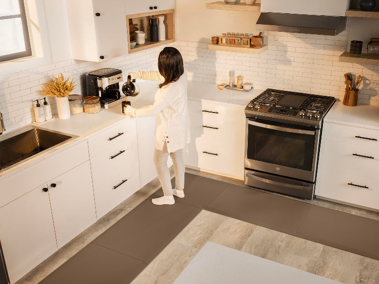 Video laden: Woman in the kitchen making coffee