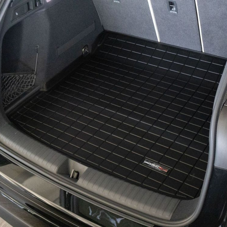 Bac de coffre noir sur mesure pour Audi Q6 e-tron, de la marque WeatherTech, installé dans le véhicule 