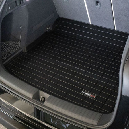 Bac de coffre noir sur mesure pour Audi Q6 e-tron, de la marque WeatherTech, installé dans le véhicule 