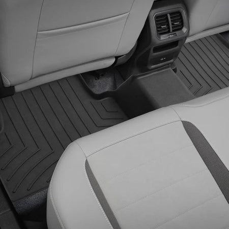 Tappetino su misura nero di alta qualità per la seconda fila della Volkswagen Taos, realizzato da WeatherTech