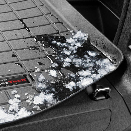 Le Bac de coffre Sur Mesure de WeatherTech, avec ses côtés hauts, s'adapte parfaitement à chaque véhicule pour assurer une protection complète contre les dommages causés à l'espace de chargement, par l'eau, la saleté et l'abrasion. parfait pour les animaux de compagnie