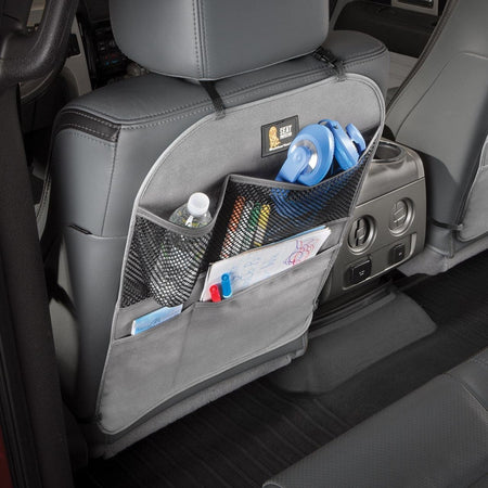 La protection de dossier WeatherTech, de couleur gris clair, dotée d'un espace de rangement pour les bouteilles d'eau, les écouteurs et les accessoires auto pour enfants.