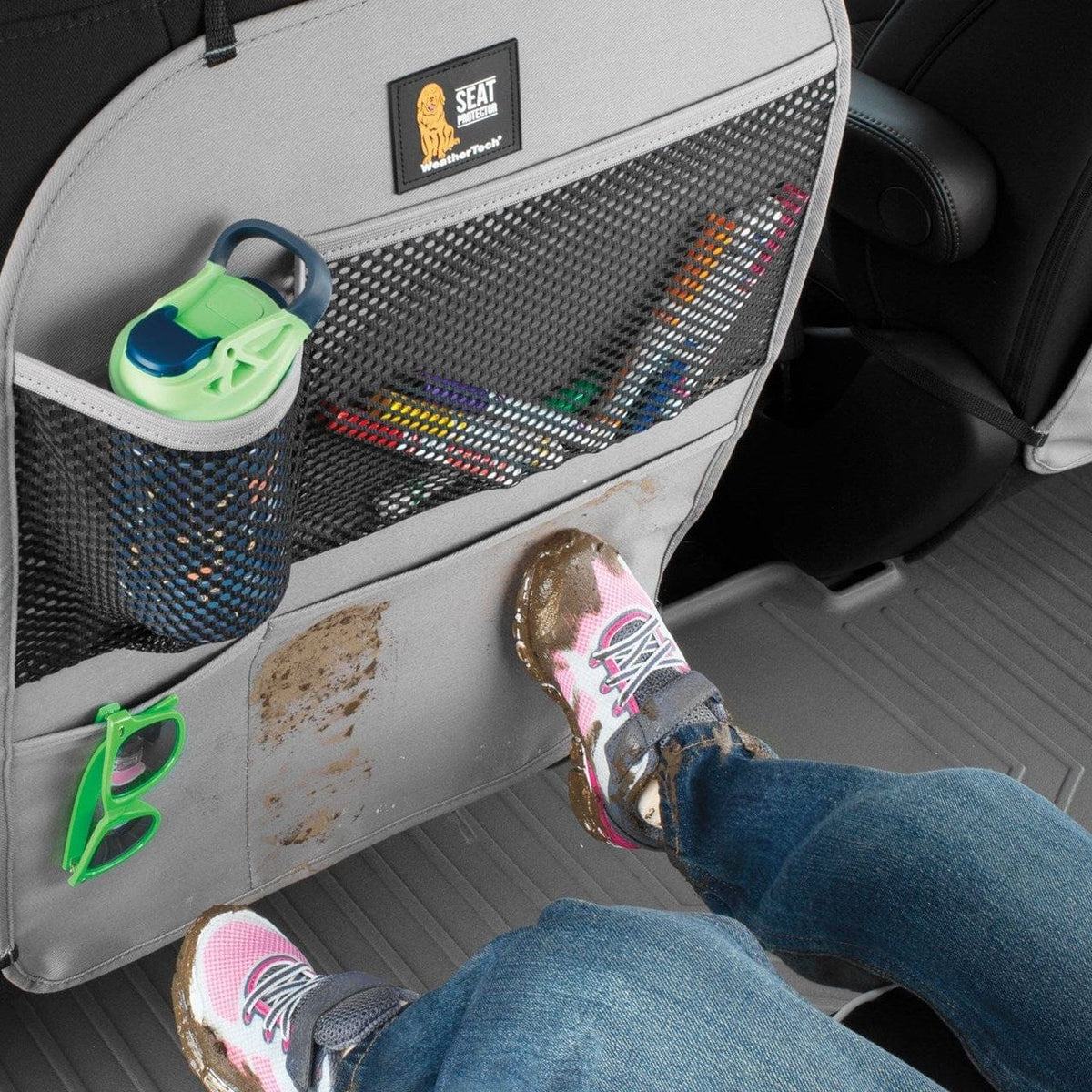 La protection de dossier WeatherTech offre un espace de rangement, mais protège également le dossier de vos sièges avant de la saleté et des chaussures boueuses.