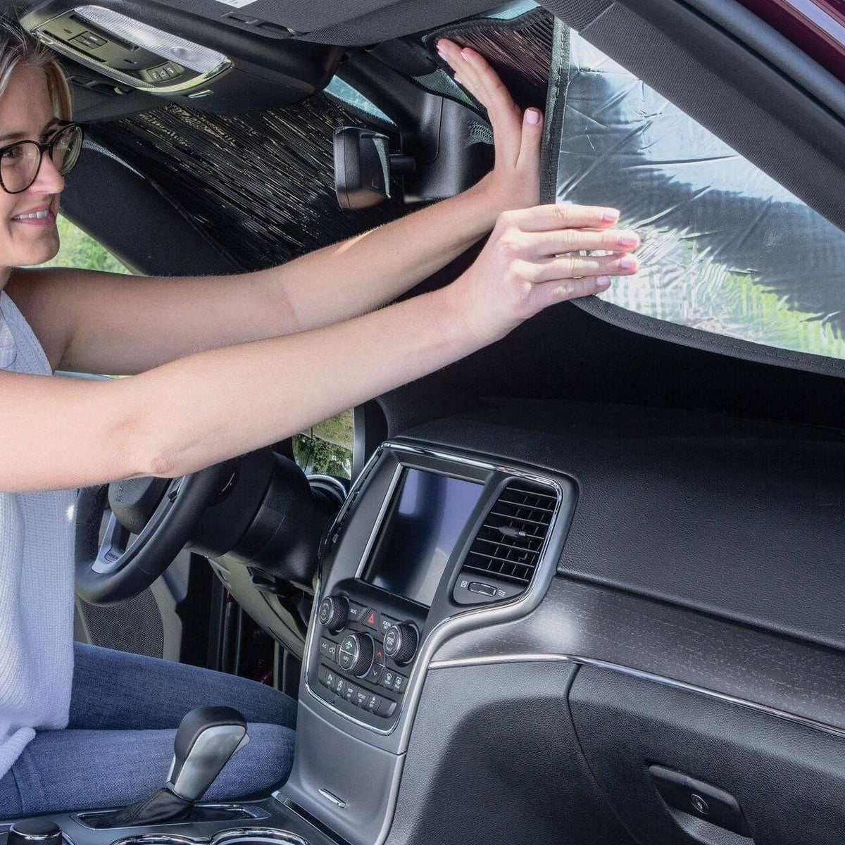 Installer le Pare-soleil WeatherTech, en s'assurant que le bord du matériau est fermement poussé dans le cadre de la fenêtre avant de la voiture pour un ajustement parfait à 100%.